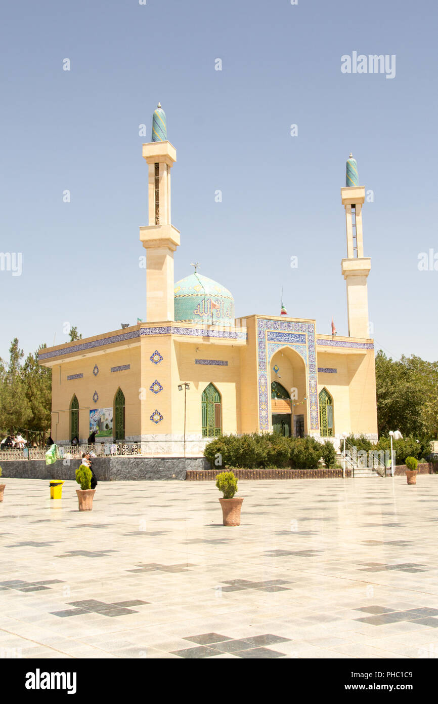 Bild der Schrein von Yahya ibn Musa Al-Kazim in der iranischen Stadt von Neishabour, es basiert auf einer Moschee mit einer Kuppel und zwei Minarette. Stockfoto