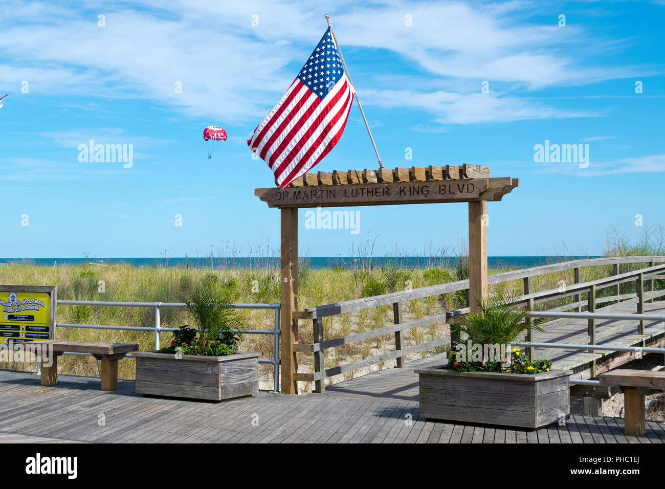Holz- Ausfahrten von der Promenade zum Strand mit US-Flagge, Dr. Martin Luther King Blvd. Stockfoto