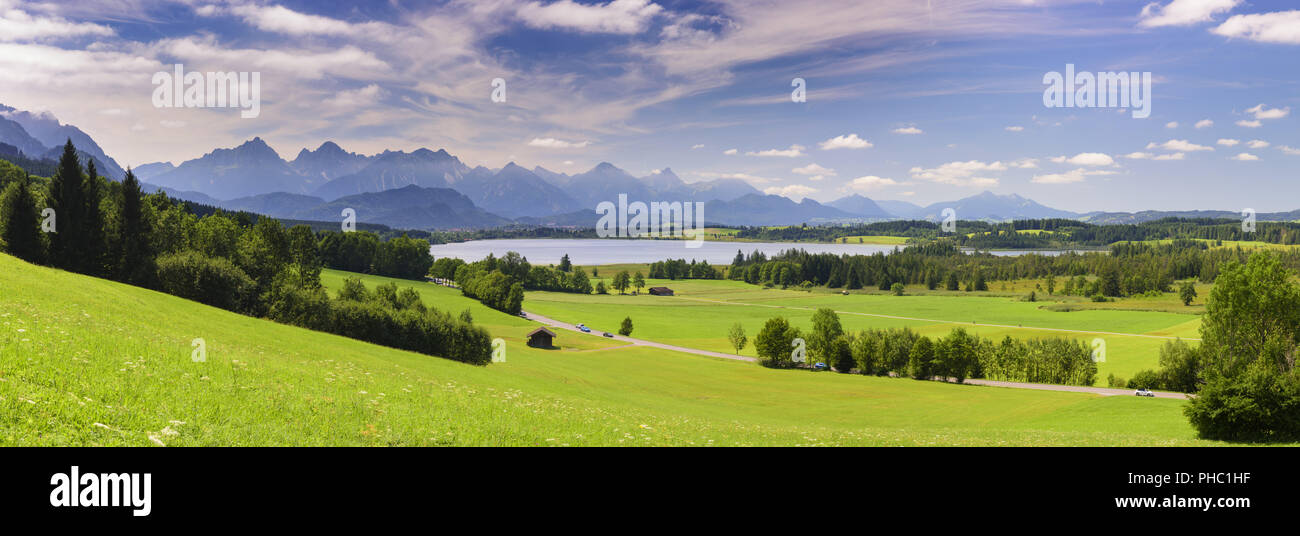 Panorama-Landschaft in Bayern mit Alpen Berge und See Stockfoto