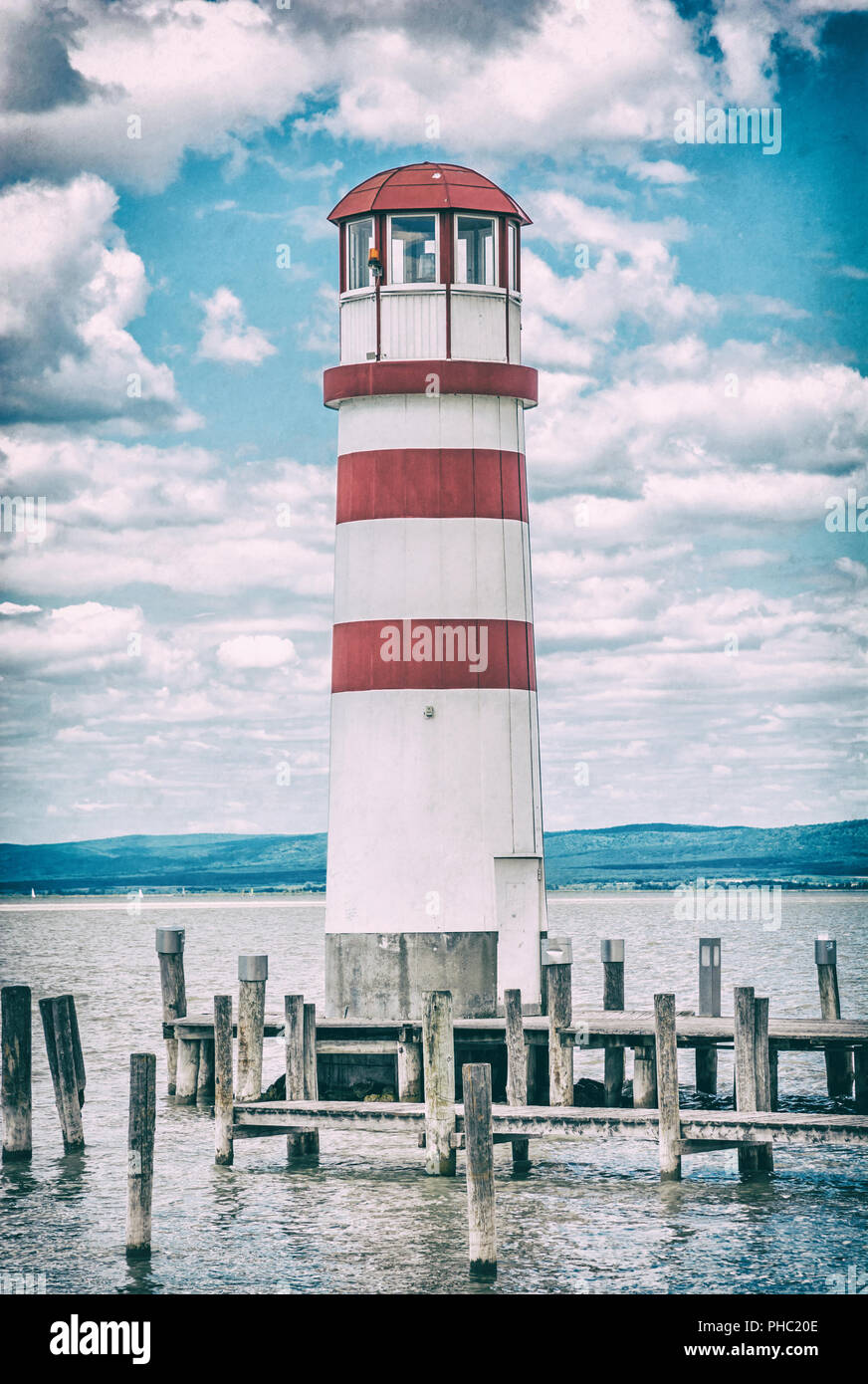 Leuchtturm in Podersdorf am See, See Neusiedler See, Burgenland, Österreich. Reisen Thema. Analoge Foto Filter mit Kratzern. Stockfoto