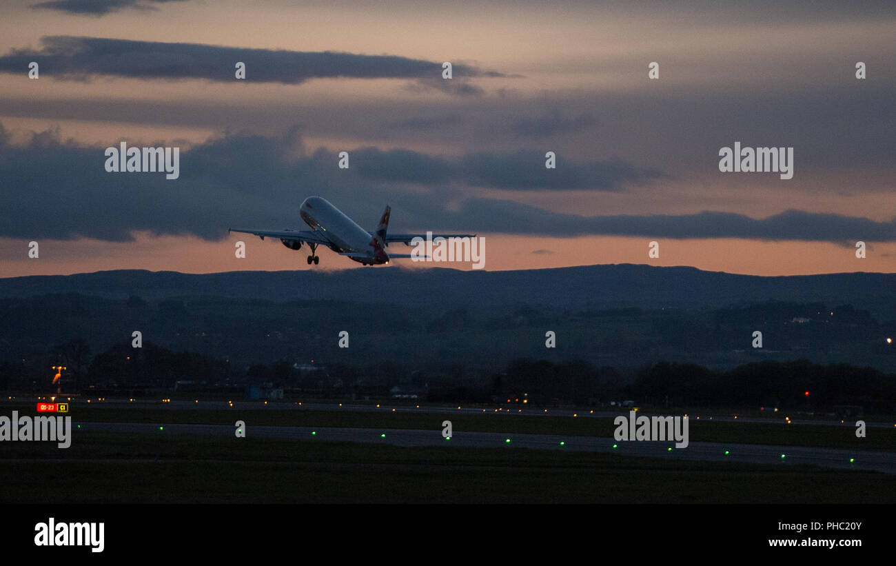 British Airways abend Shuttleservice für London Heathrow gesehen Abflug Flughafen Glasgow, Renfrewshire, Schottland - 8. September 2017 Stockfoto