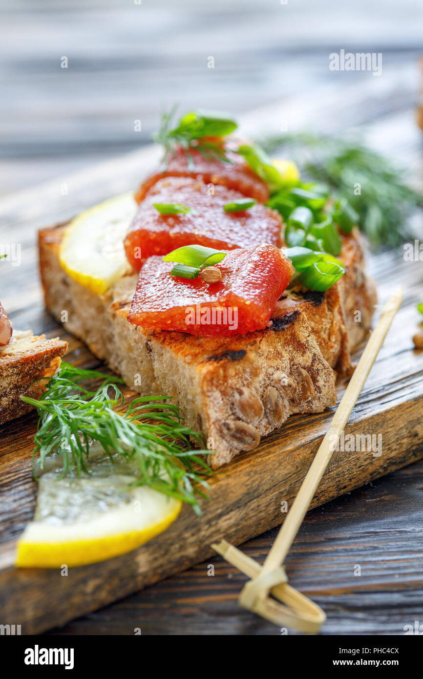Hausgemachtes Brot mit Käse, Hering Kaviar und Schnittlauch. Stockfoto