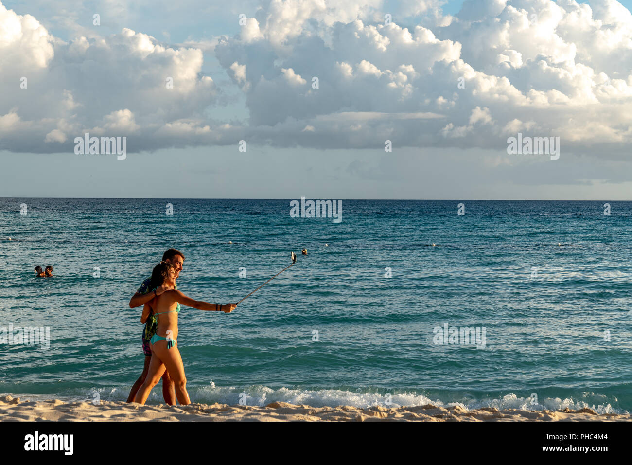 Bayahibe, Dominikanische Republik, 26. August 2018. Ein Paar nimmt eine selfie, wie sie in dem Strand Caribbean Resort in der Dominikanischen Republik entfernt. Foto von Stockfoto