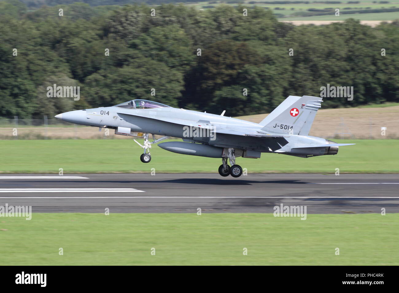 J-5014, McDonnell Douglas F/A-18C Hornet der Schweizer Luftwaffe betrieben, am Internationalen Flughafen Prestwick, Ayrshire anreisen. Stockfoto