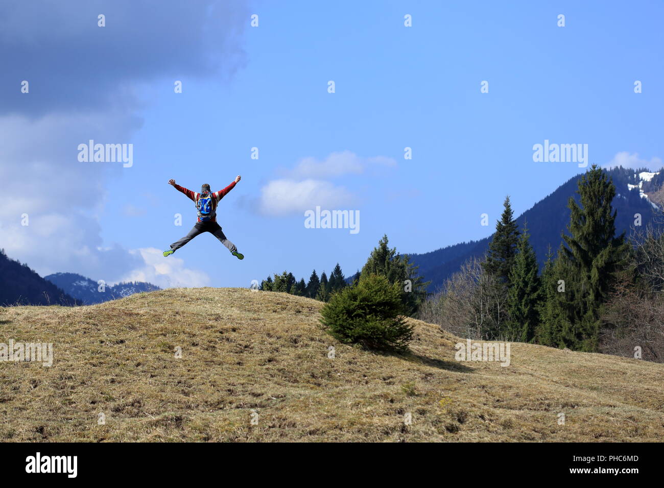 Happy Wanderer auf einem Hügel Stockfoto