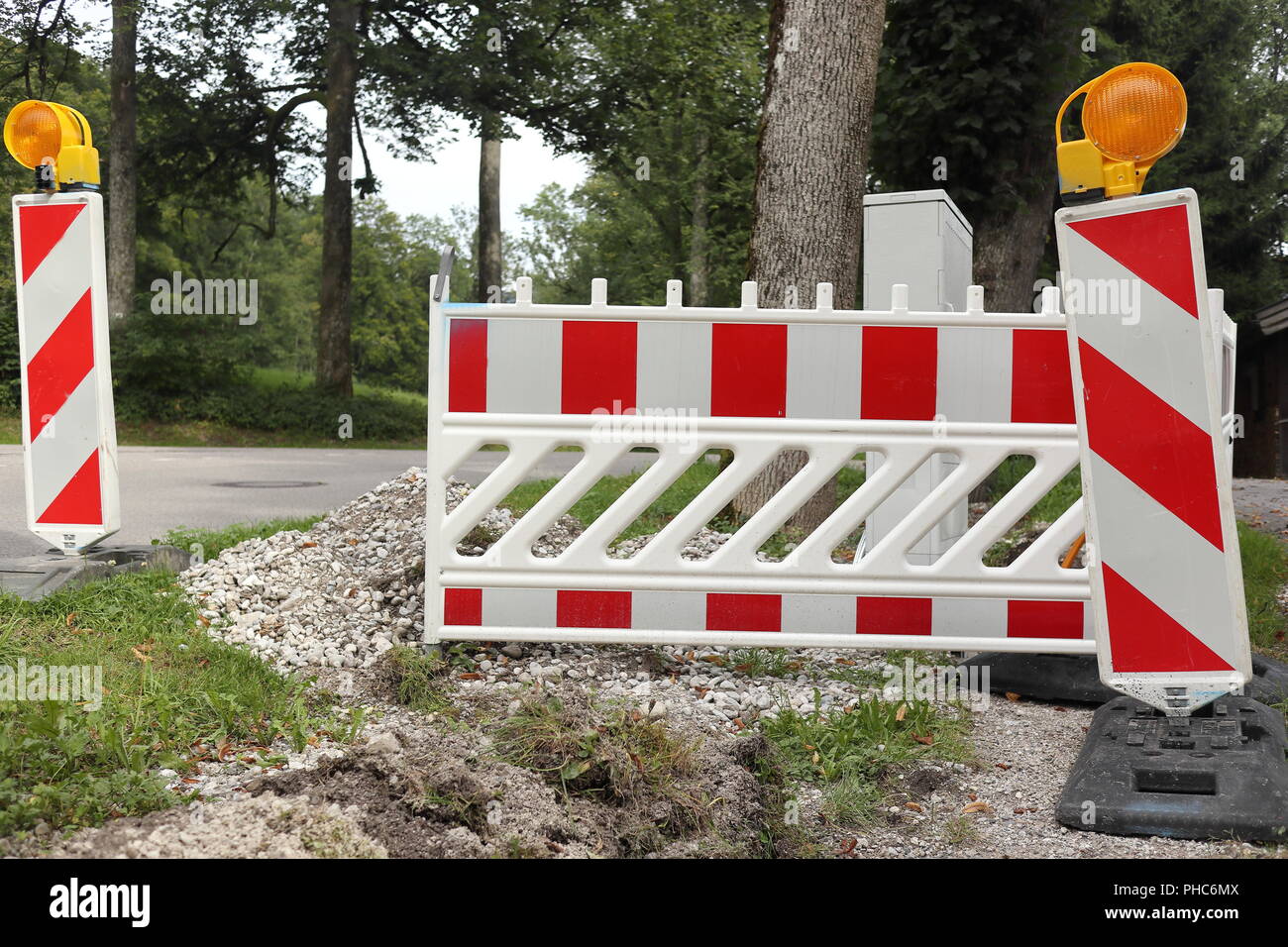 Barriere in der Nähe der Straße Stockfoto