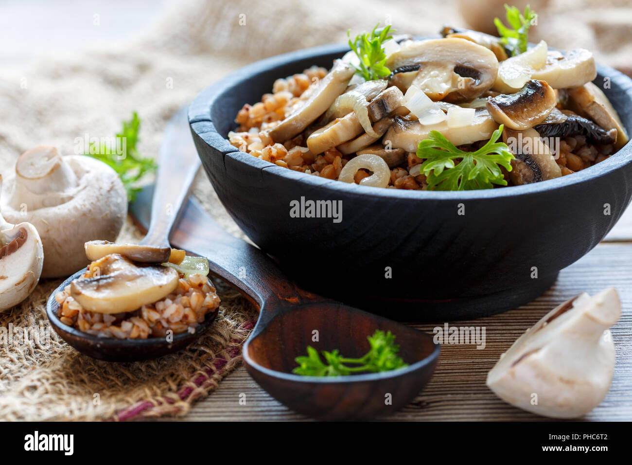 Buchweizen Brei mit gebratenen Pilzen und Zwiebeln. Stockfoto