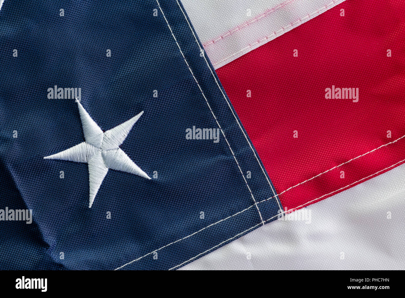 American National Flagge gefaltet ein Stern, der einen der ursprünglichen 13 Kolonien und rote, blaue und weiße Streifen in einem full frame Hinterg zu zeigen Stockfoto