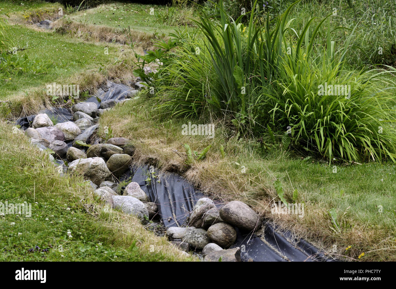 Künstliche Teich stream und dekorative Garten Stockfoto