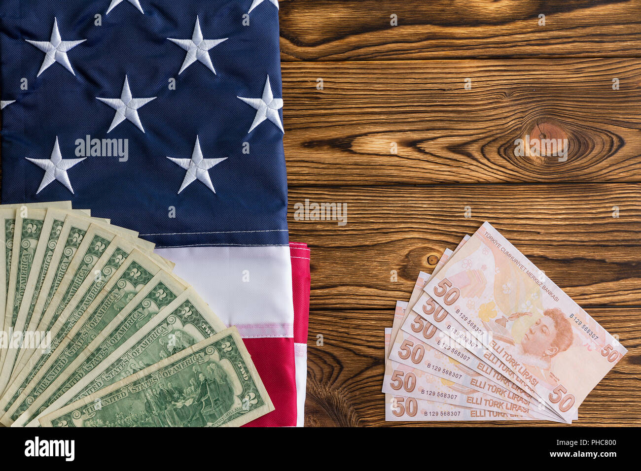 USD und Türkische Lira mit der amerikanischen Flagge als Grenze zu kopieren, der den Platz auf einer hölzernen Tisch in ein Konzept der monetären Krise, Abwertung, forei Stockfoto