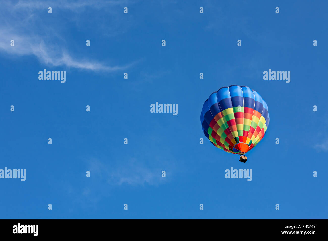 Bunte Heißluftballons im Flug Stockfoto