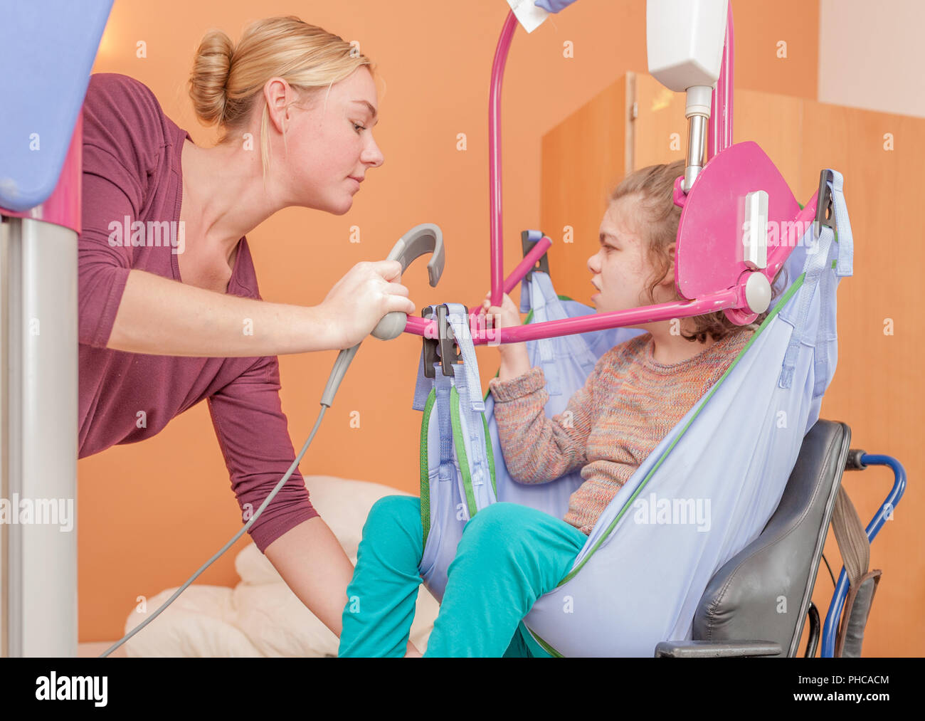 Ein behindertes Kind betreut durch eine spezielle Bedürfnisse Pflegeperson, Stockfoto