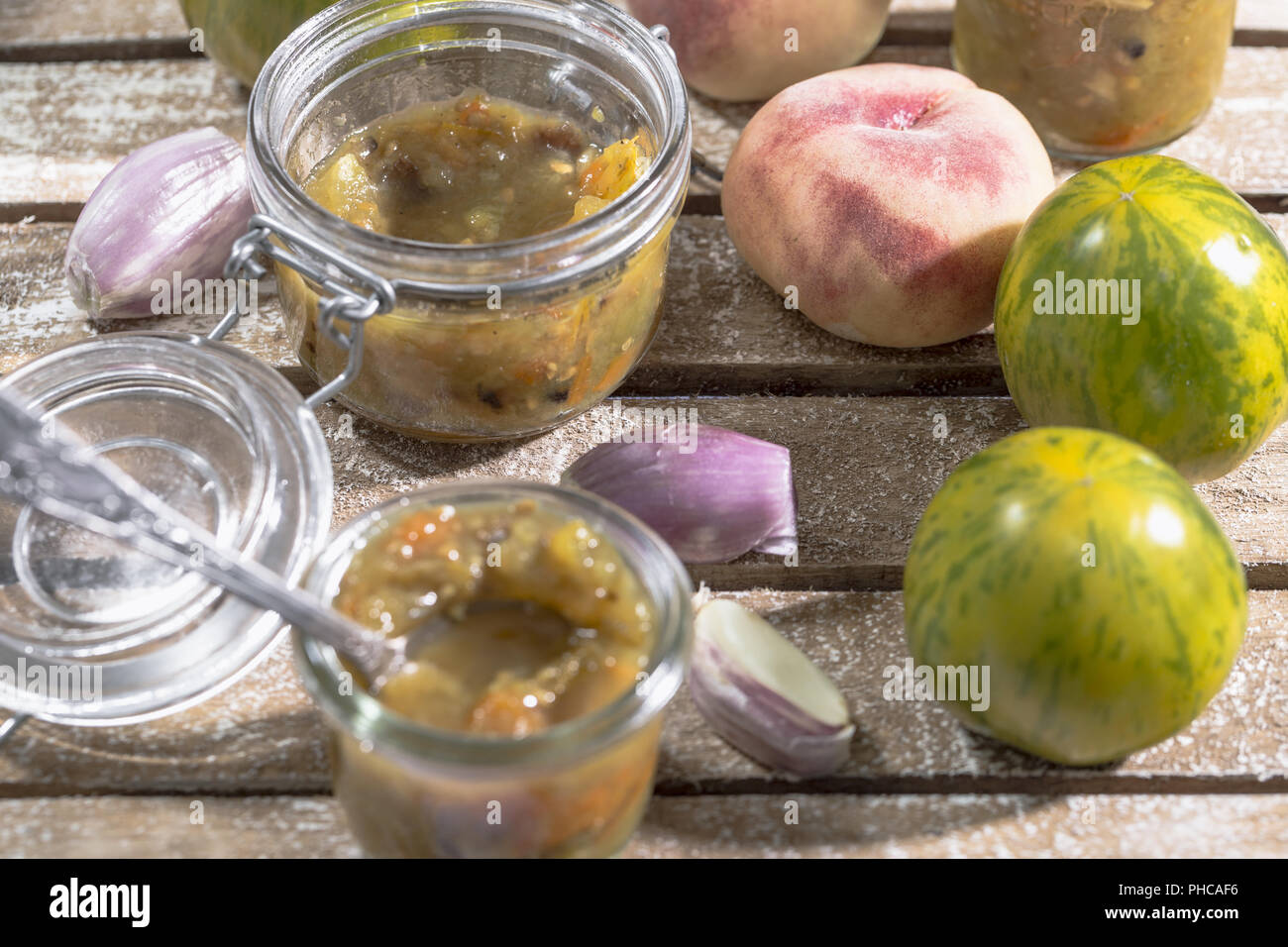 Chutney mit Grüne Zebra Tomaten und Pfirsichen Stockfoto