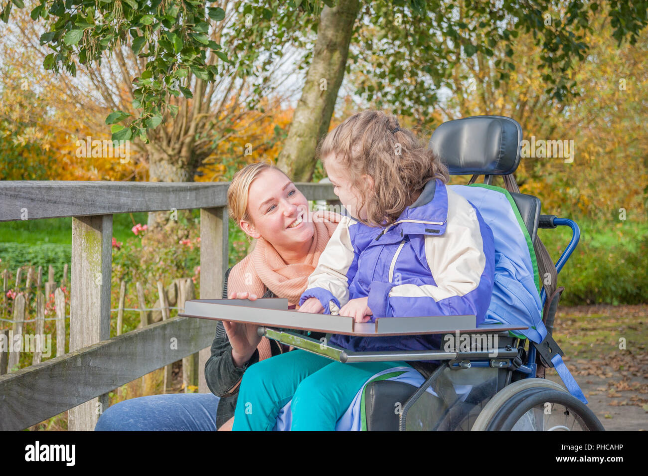 Ein behindertes Kind betreut durch eine spezielle Bedürfnisse Pflegeperson, Stockfoto