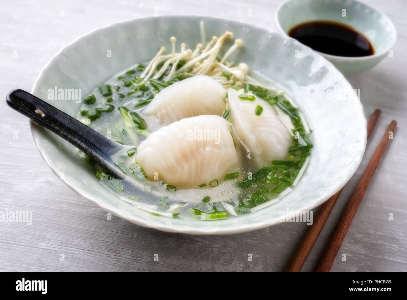 Traditionelle japanische Gyoza Suppe als Close-up in eine Schüssel geben. Stockfoto