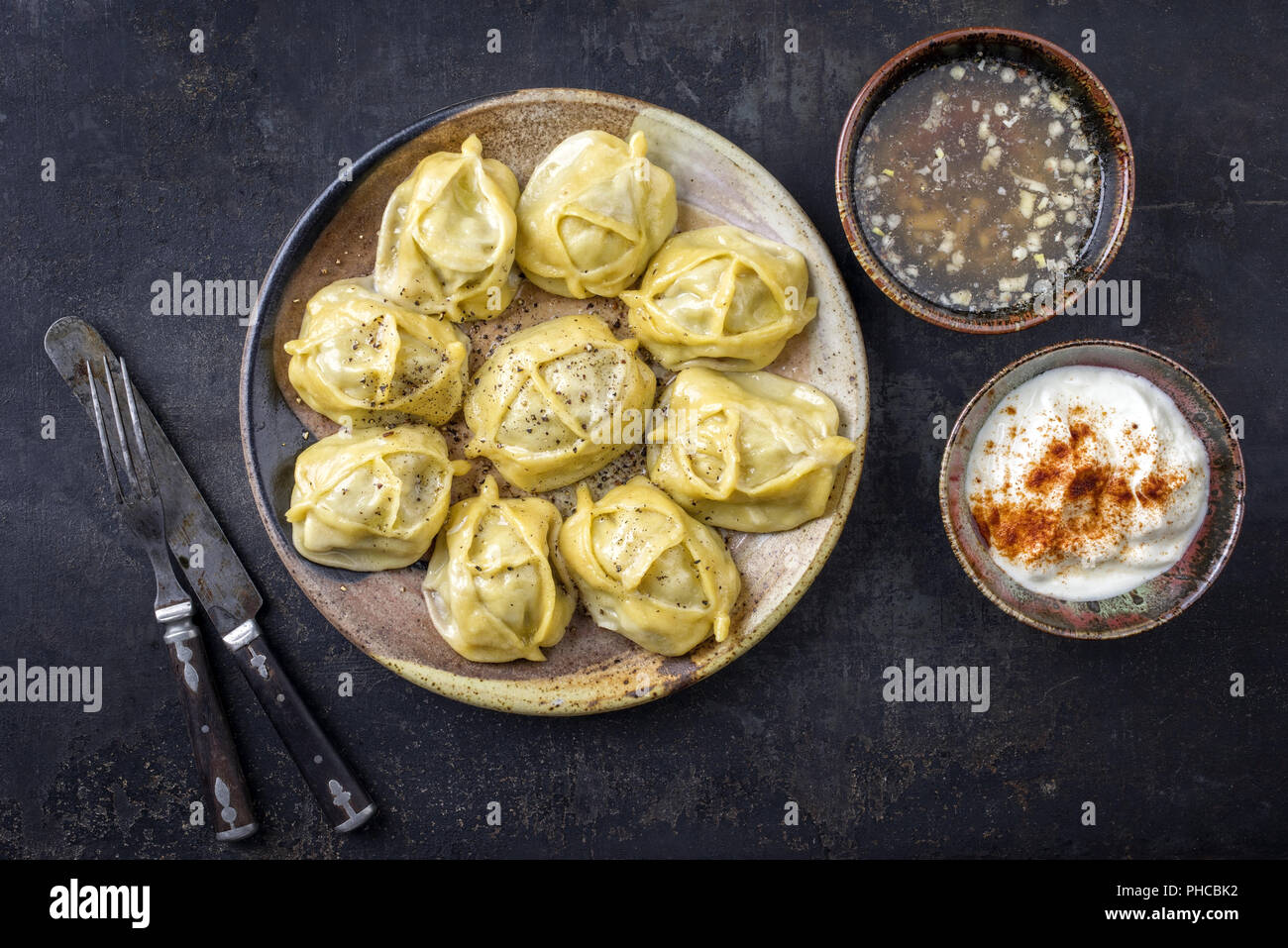 Traditionelle türkische Manti mit Joghurt und Essig Stockfoto