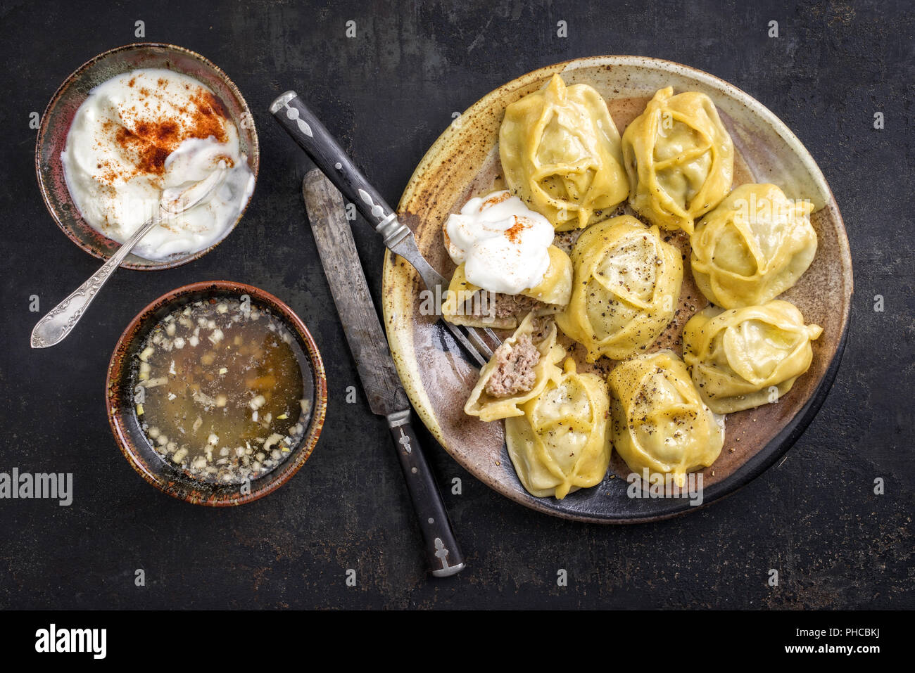 Traditionelle türkische Manti mit Joghurt und Essig Stockfoto