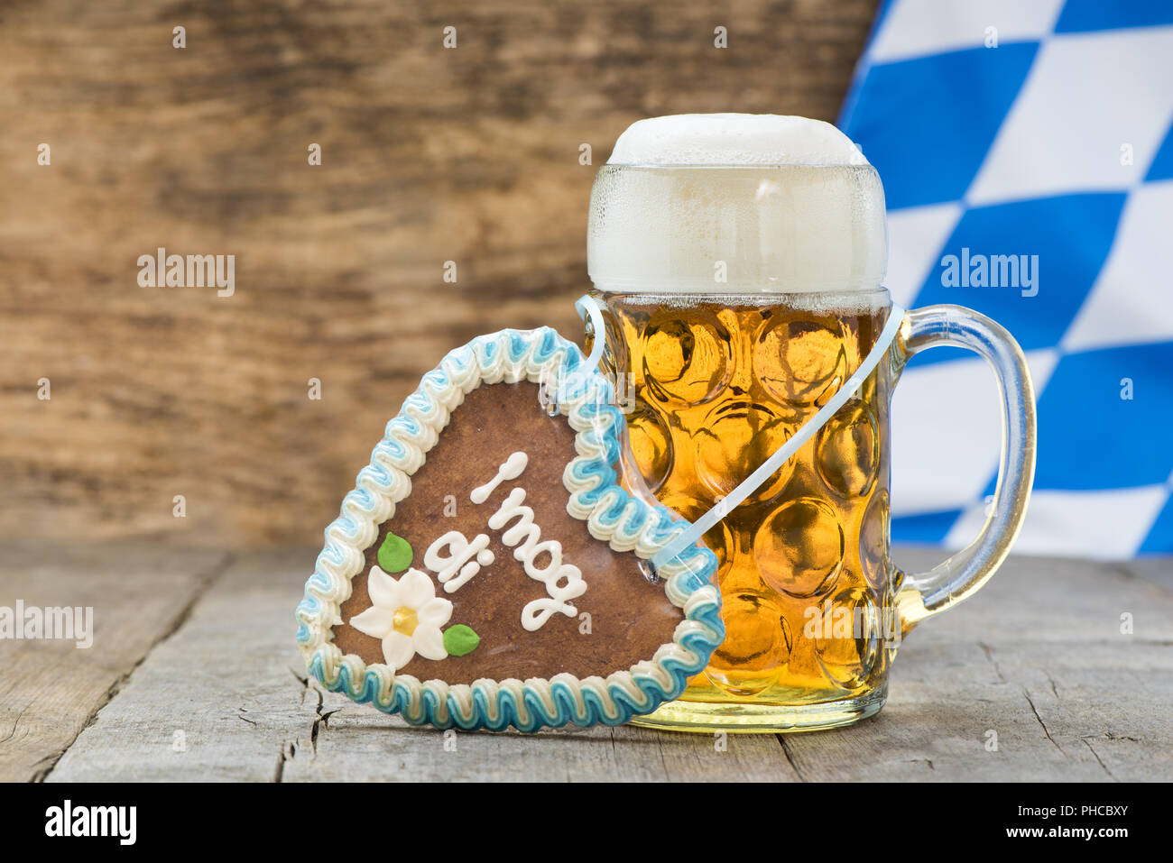 Großes Glas Pilsener auf dem Oktoberfest in München. Stockfoto