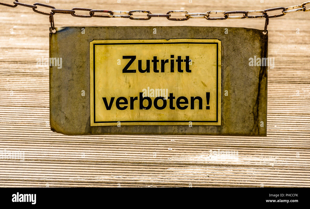 Schild mit der Beschriftung Eintritt verboten, Deutsch Stockfoto