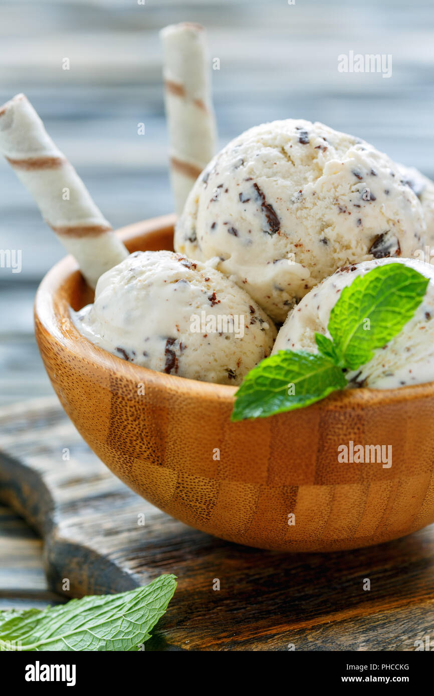 Cremiges Eis mit Schokolade Krume und waffelröllchen. Stockfoto