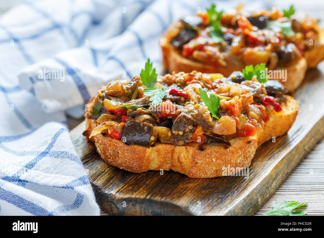 Geröstetem mais Brot mit gebratenem Gemüse. Stockfoto