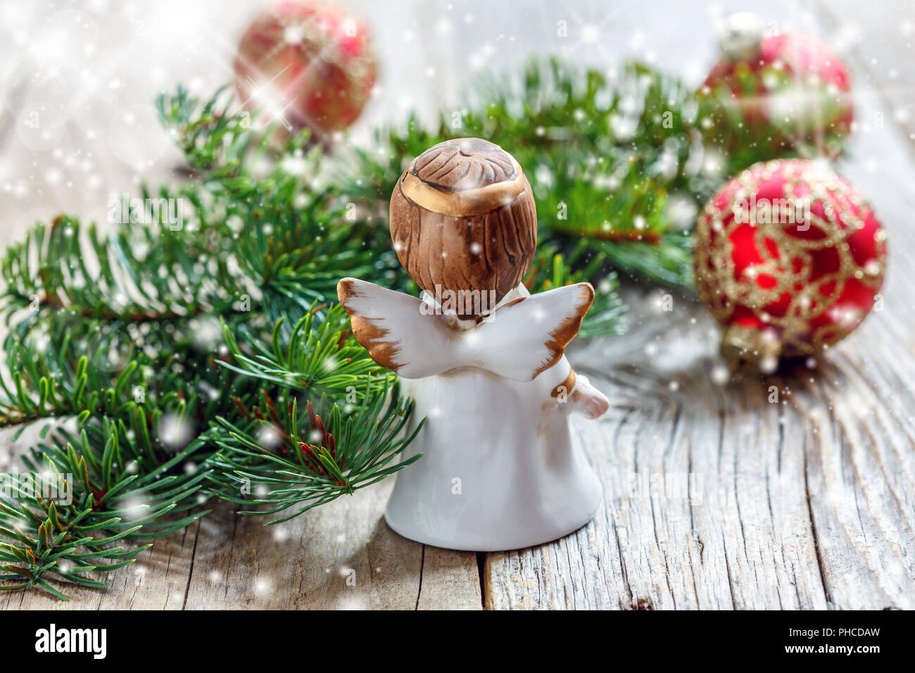 Weihnachten Engel, tanne Zweig und roten Ball. Stockfoto