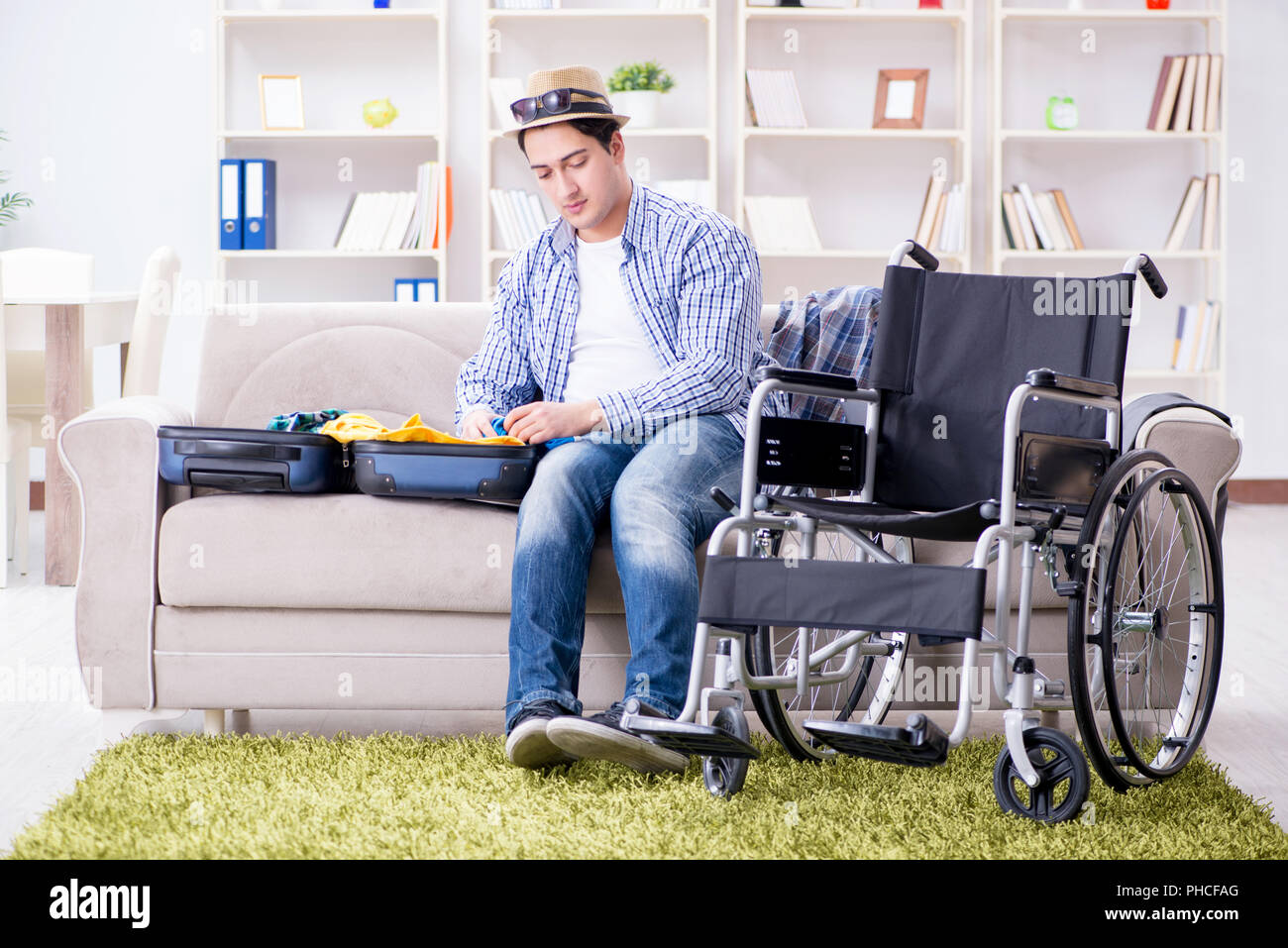 Junge behinderte Menschen vorbereiten für Sommerferien Stockfoto