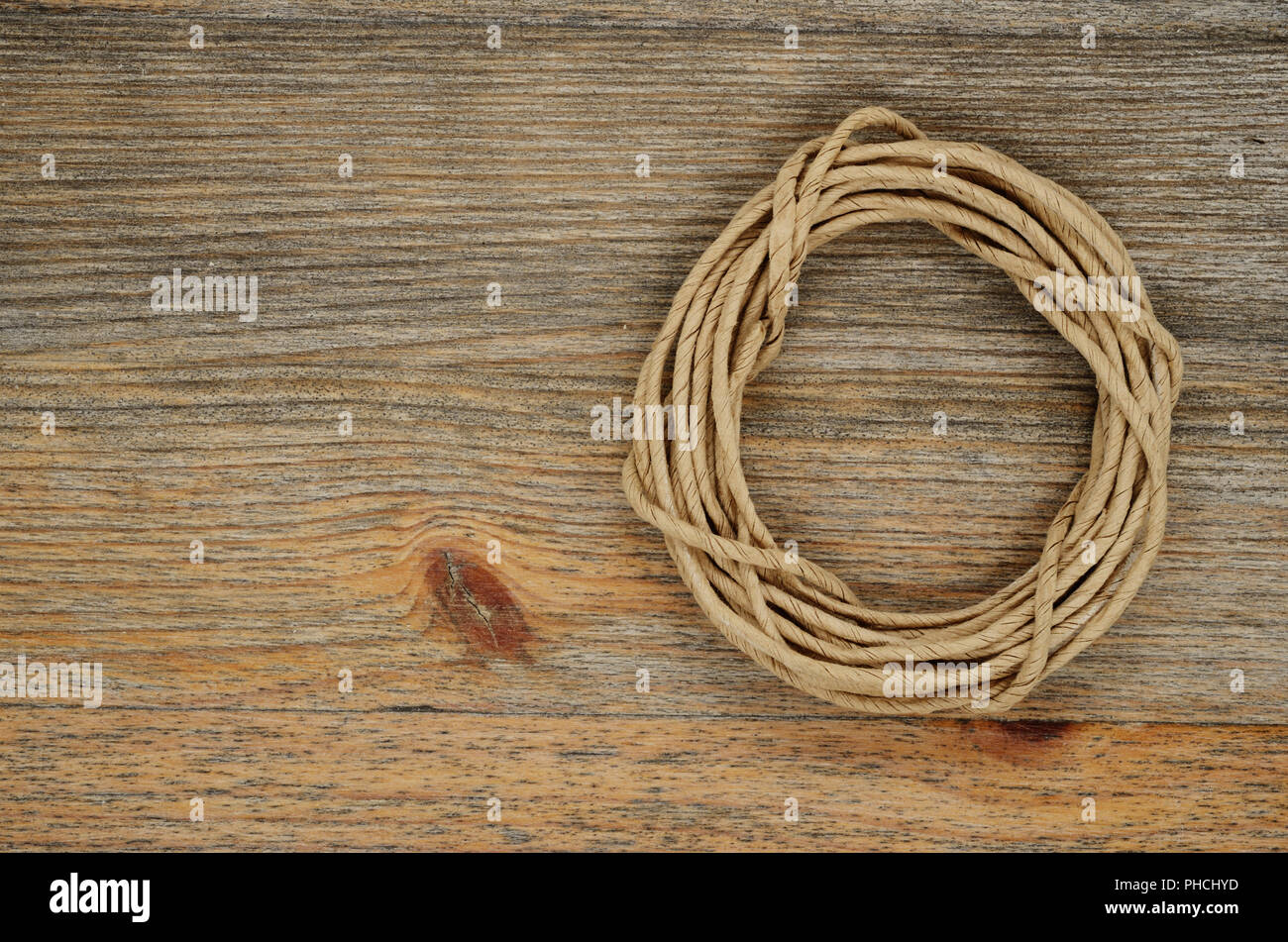 Oval Knäuel von packthread über Holz- Textur Stockfoto