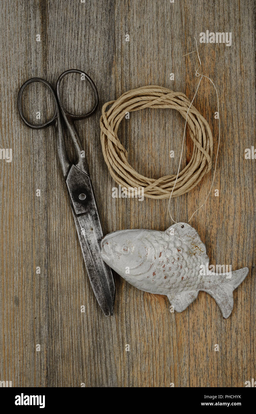 Alte Schere, Gläser, Fisch und Knäuel von packthread Stockfoto