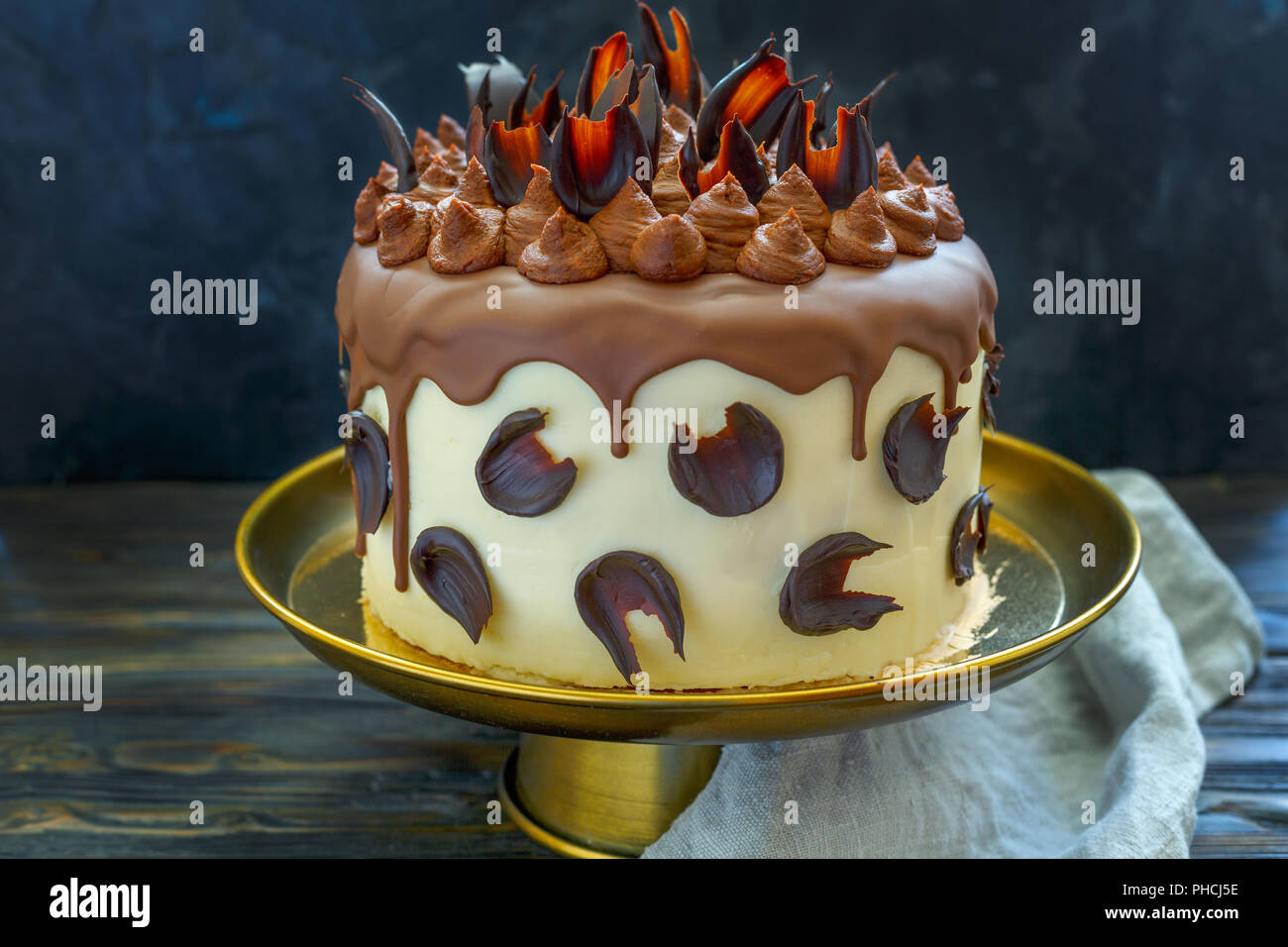 Torte mit Schokolade Dekor. Stockfoto
