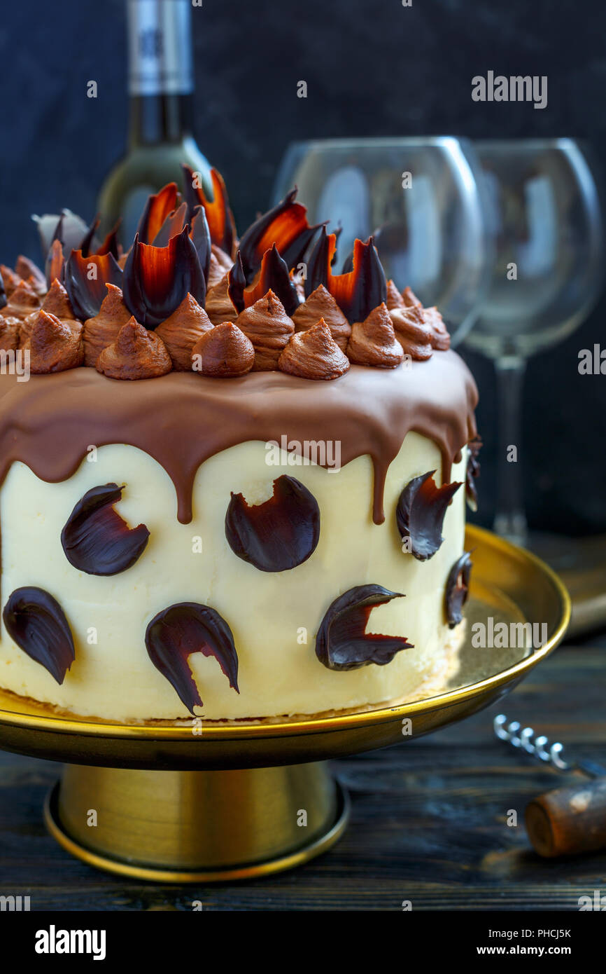 Kuchen mit Milch und dunkle Schokolade dekoriert. Stockfoto