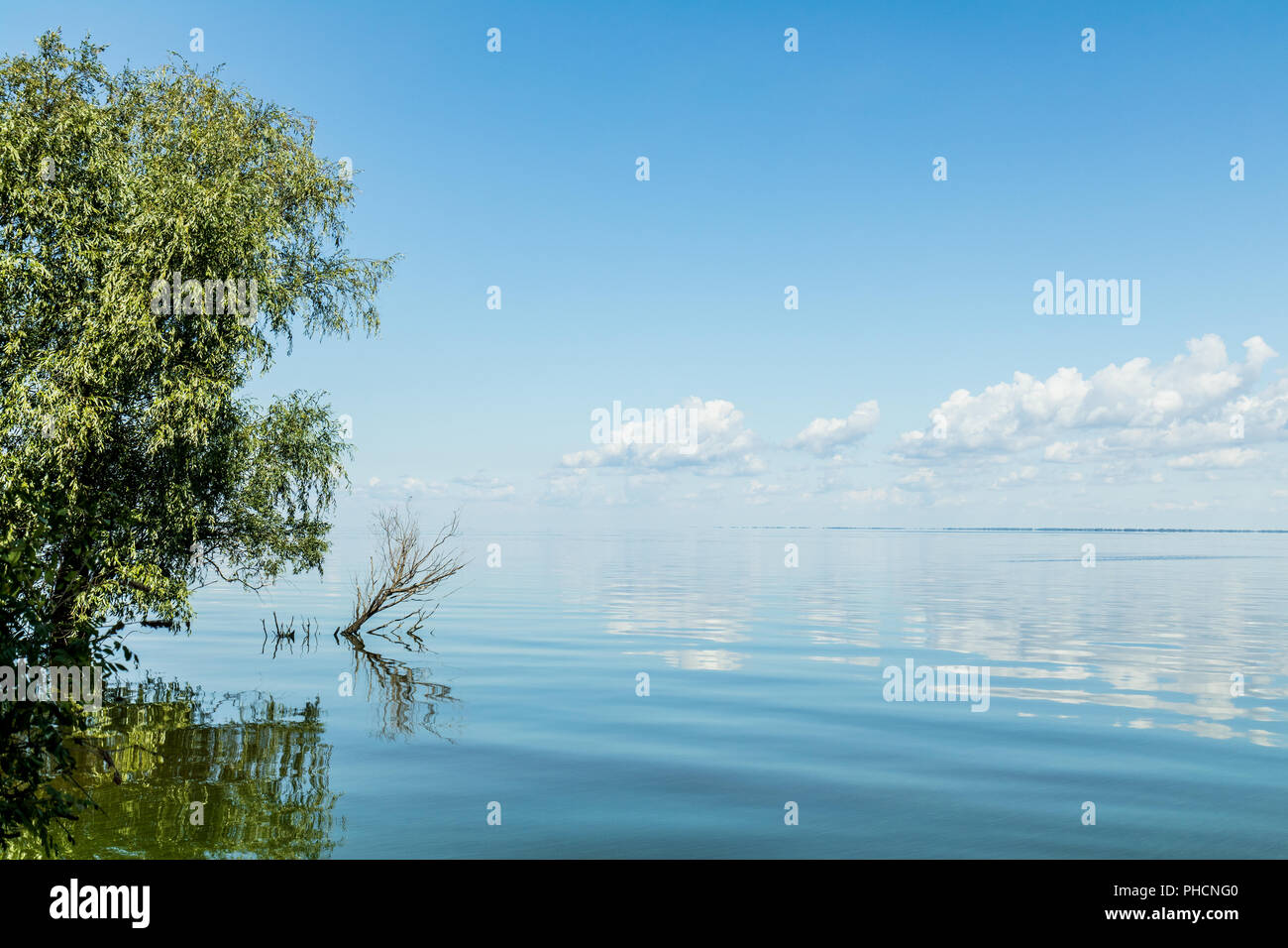 Blauer Himmel mit weißen Wolken über den Fluss Oberfläche Stockfoto