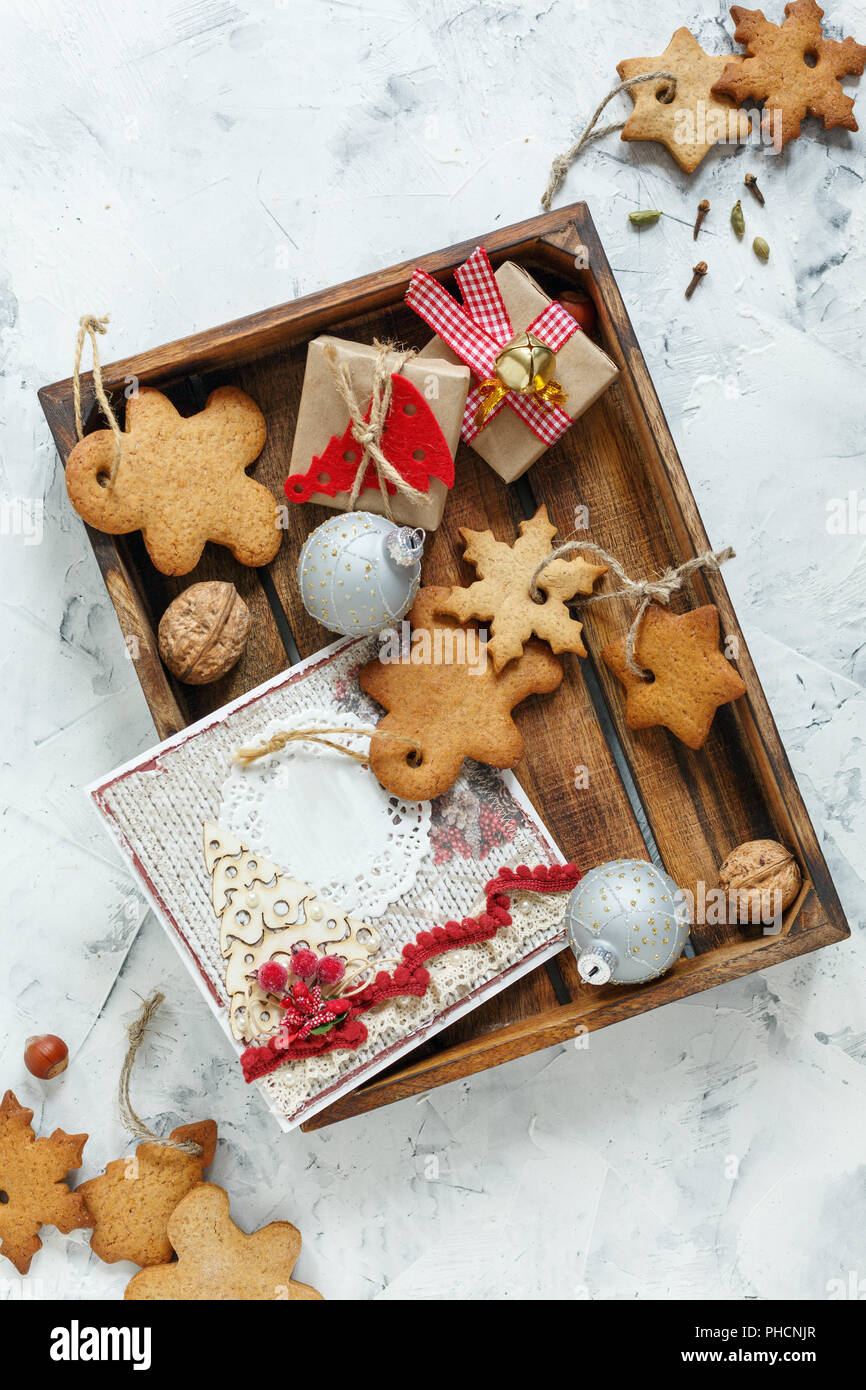 Weihnachtsplätzchen, Geschenke, Grußkarten und silbernen Kugeln. Stockfoto