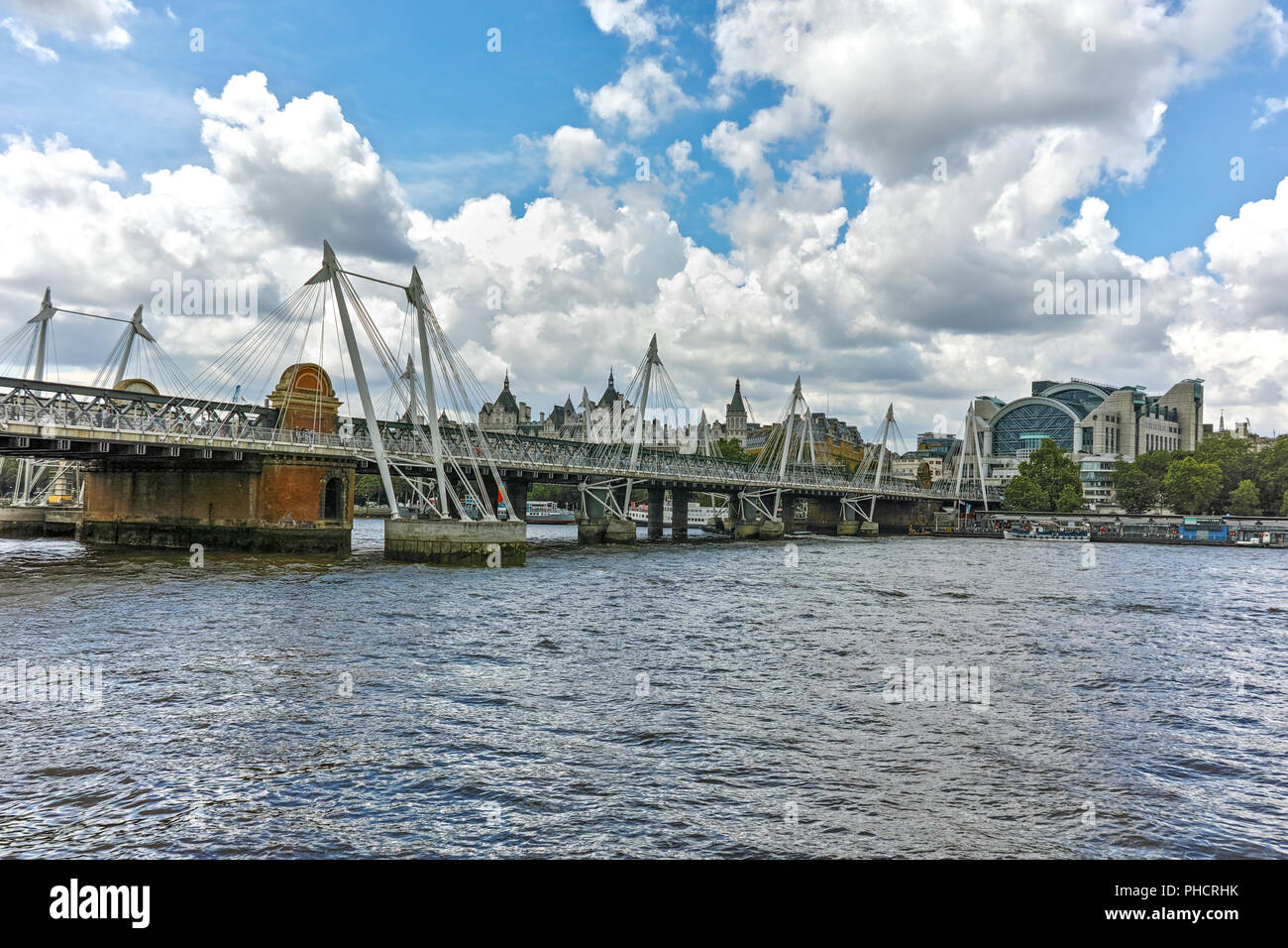 LONDON, ENGLAND - 15. JUNI 2016: Panoramablick auf die Themse und die Stadt London, Großbritannien Stockfoto