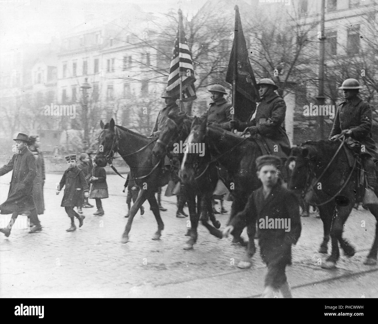 1919 - der Besatzungsarmee - "Stars and Stripes" den Rhein erreichen. Amerikanische Flagge und die Farben der ersten Division, 28. regt., triumphierend in Stadt Koblenz, Deutschland Stockfoto