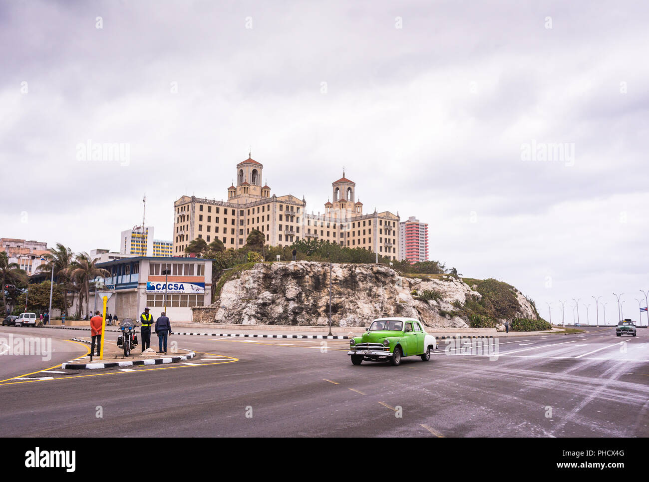 Havanna, Kuba/März 21, 2016: Vintage Green Car auf dem Malecon Highway vor der historischen nationalen Hotel. Stockfoto