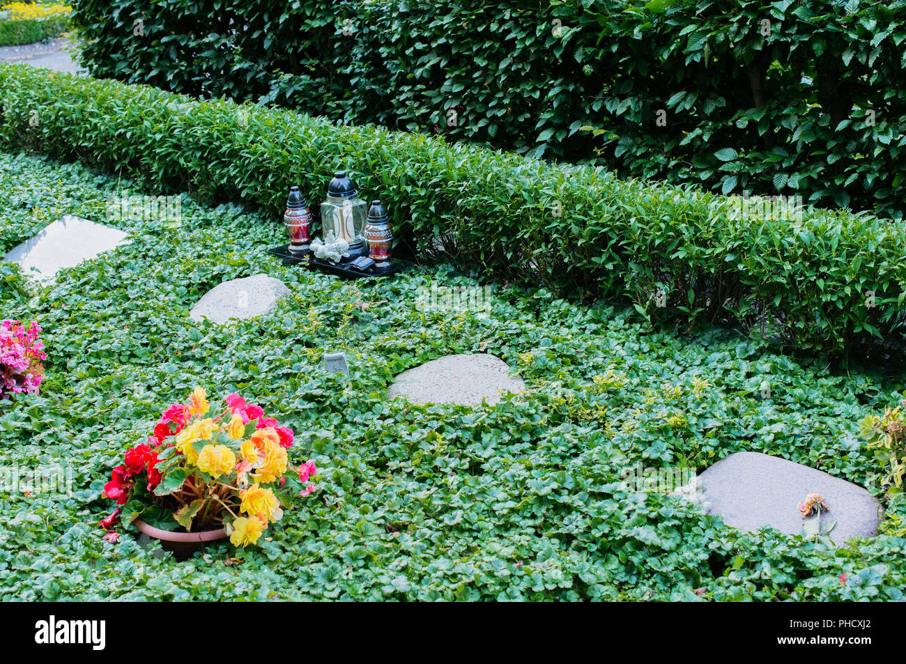 Marmor Grabstein und Grab in einem alten Friedhof Stockfoto