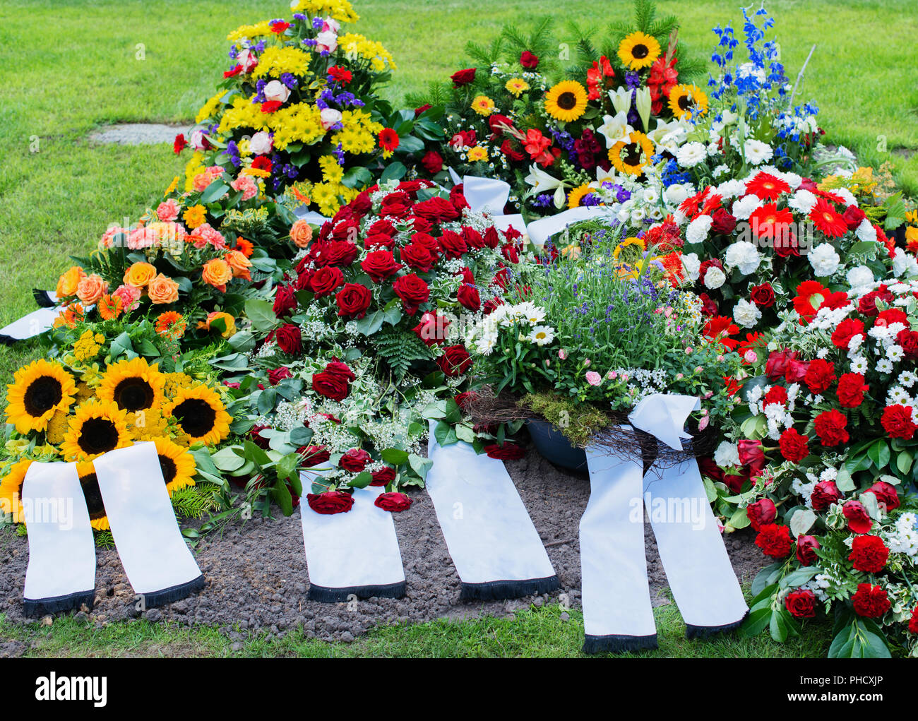 Blumen und Grab in einem alten Friedhof Stockfotografie
