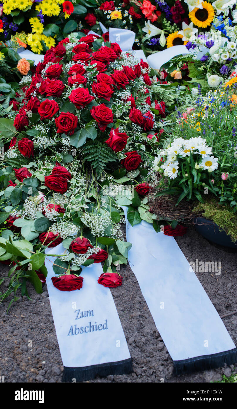 Blumen und Grab in einem alten Friedhof Stockfotografie