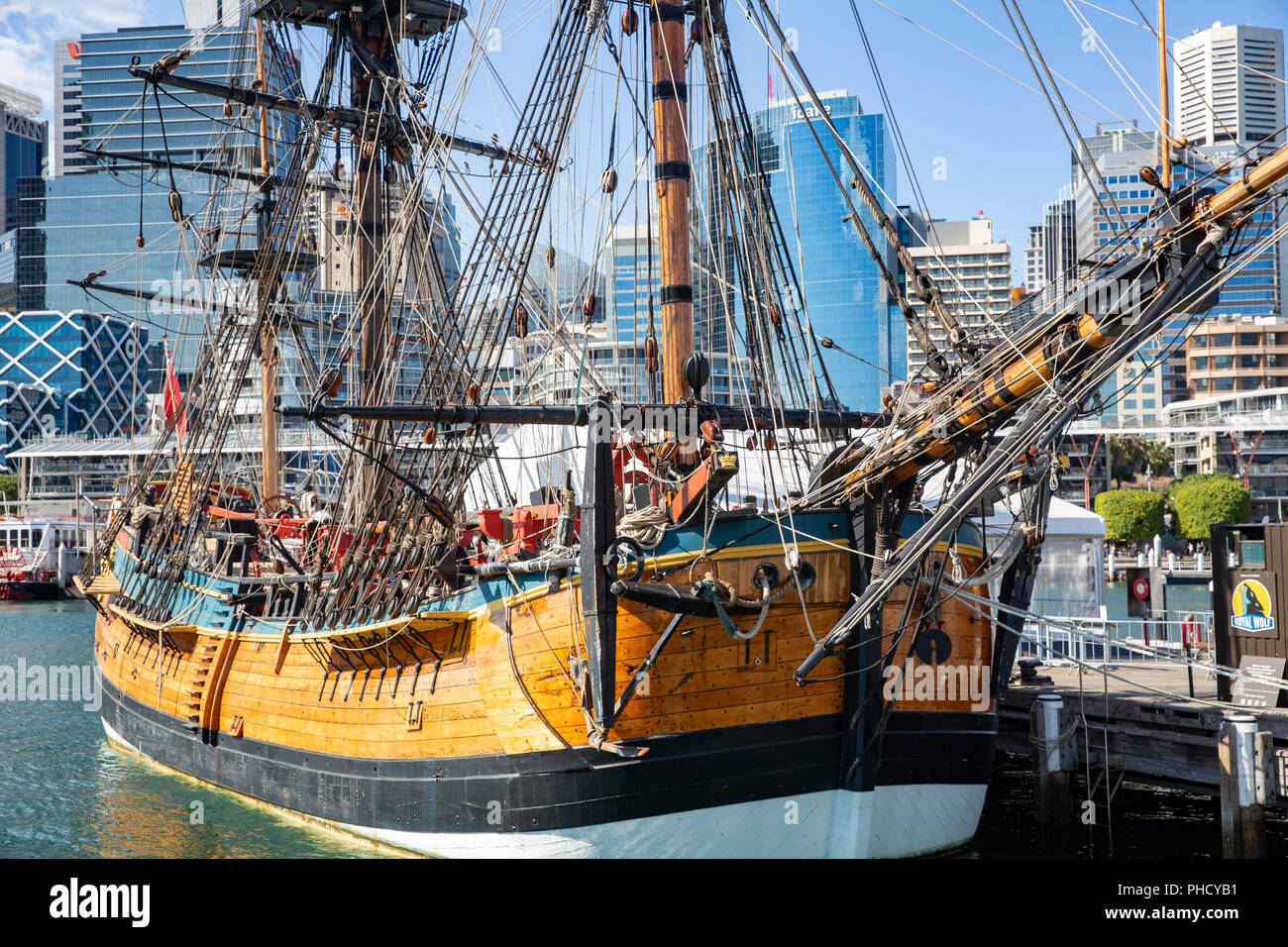 Replik von James Cook Schiff HMS Bark Endeavour an der Australian National Maritime Museum in Darling Harbour, Sydney, Australien Stockfoto