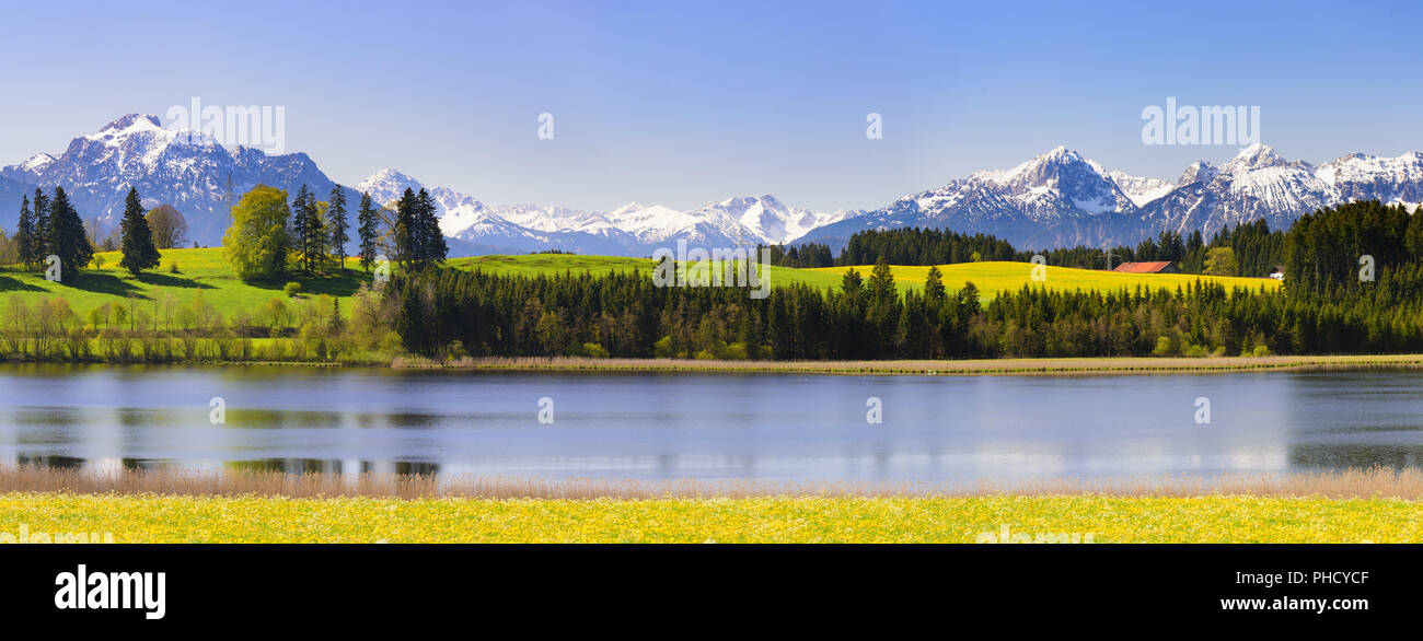 Panorama-Landschaft in Bayern mit Alpen Berge Spiegelung im See Stockfoto