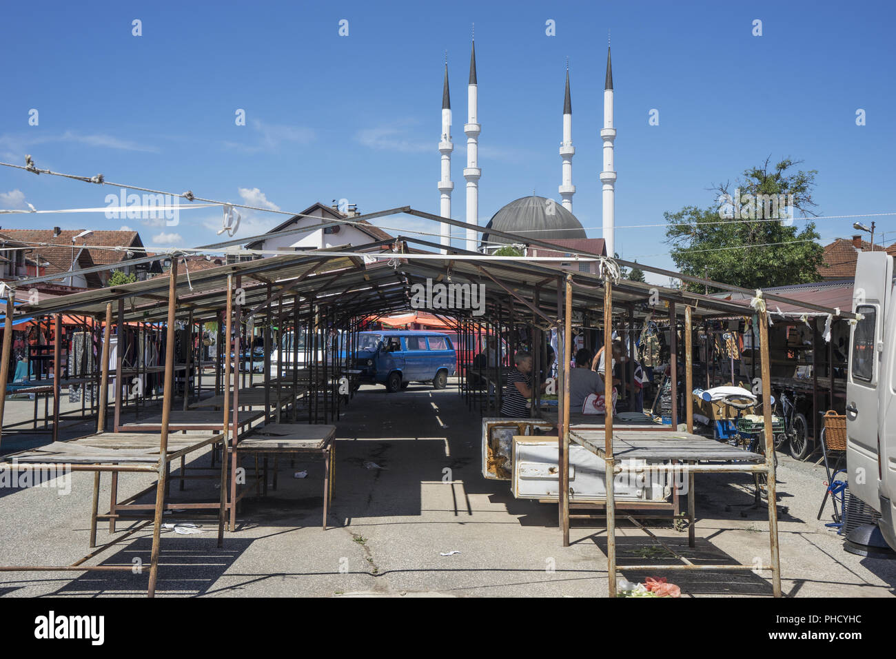 Marktplatz mit Moschee in Sanski Most, Bosnien Stockfoto