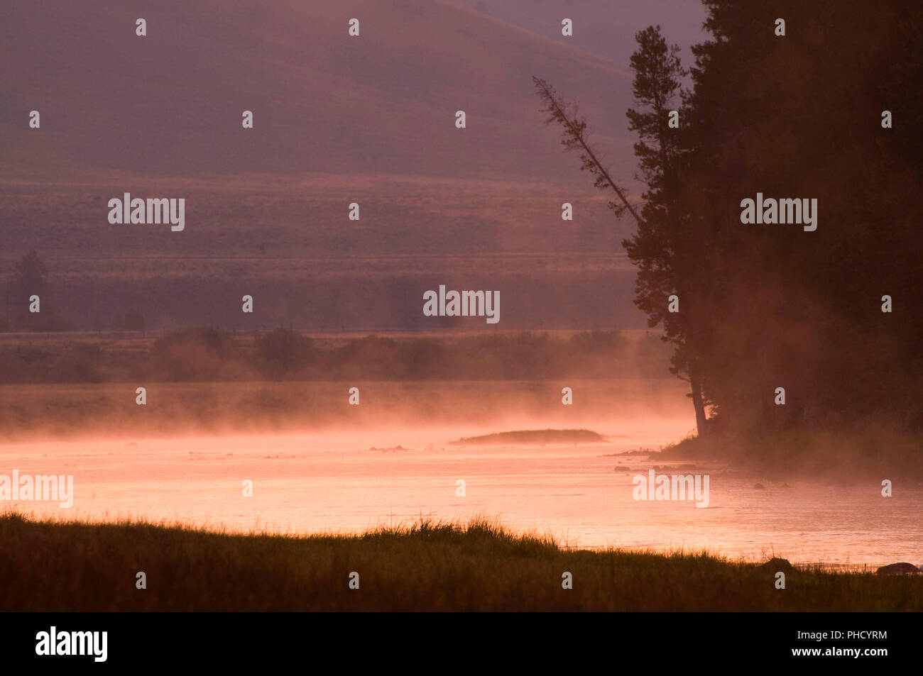 Großes Loch Fluss in der Dämmerung, fishtrap Creek Fischerei der Zugang Ort, Montana Stockfoto