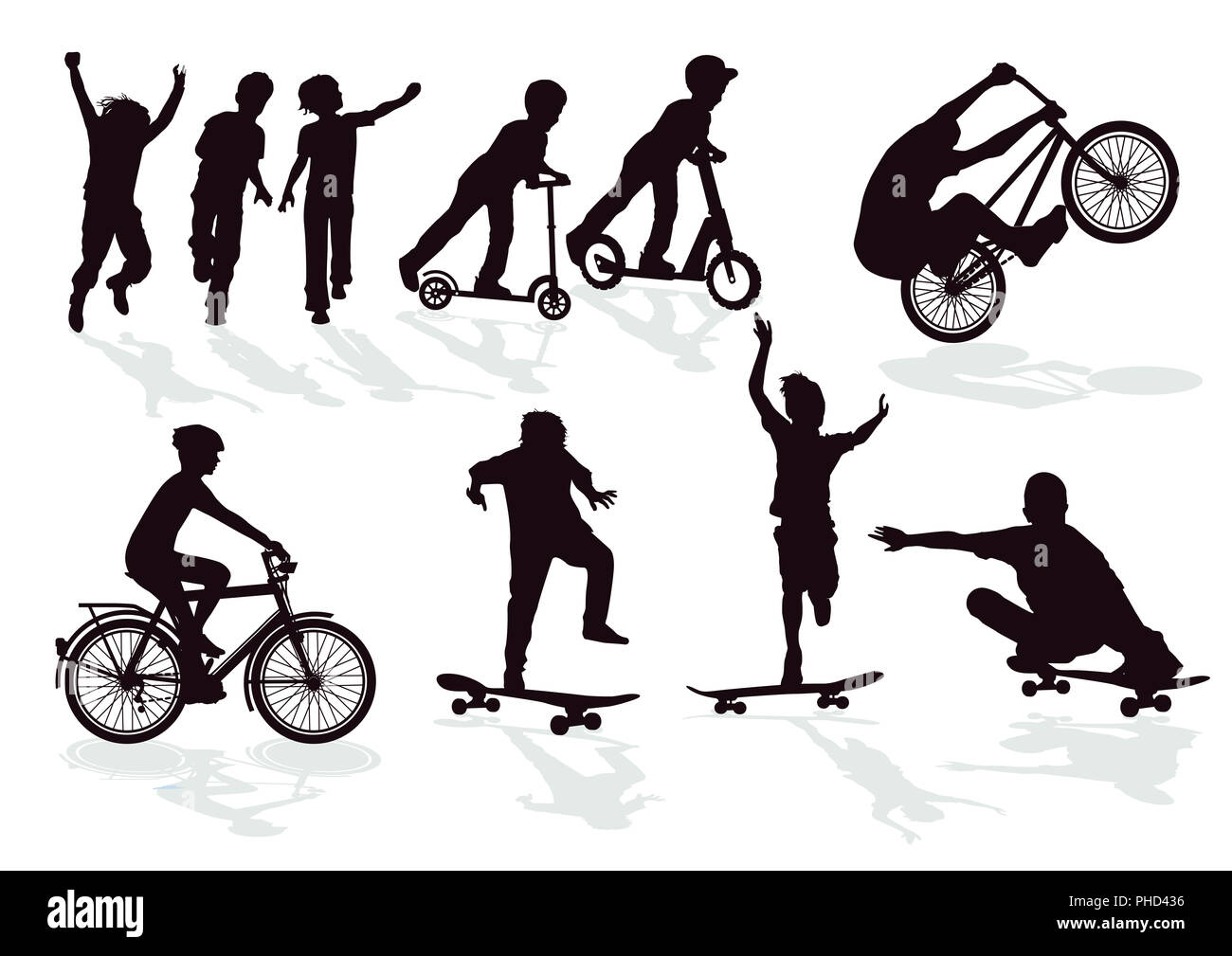 Kinder, die mit Skateboard und Fahrrad im Park Stockfoto