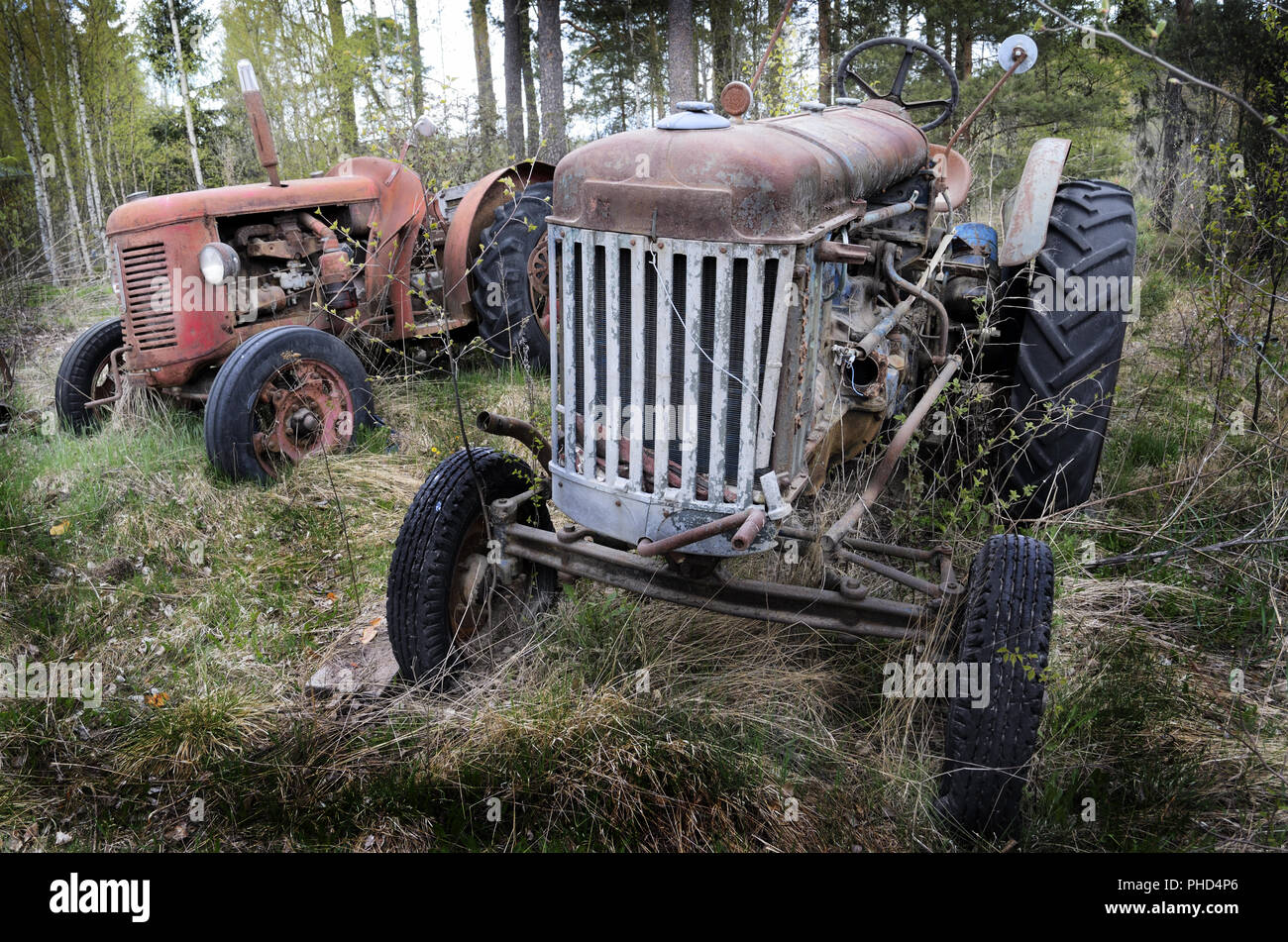 Zwei alten verrosteten Traktor im Wald Stockfoto