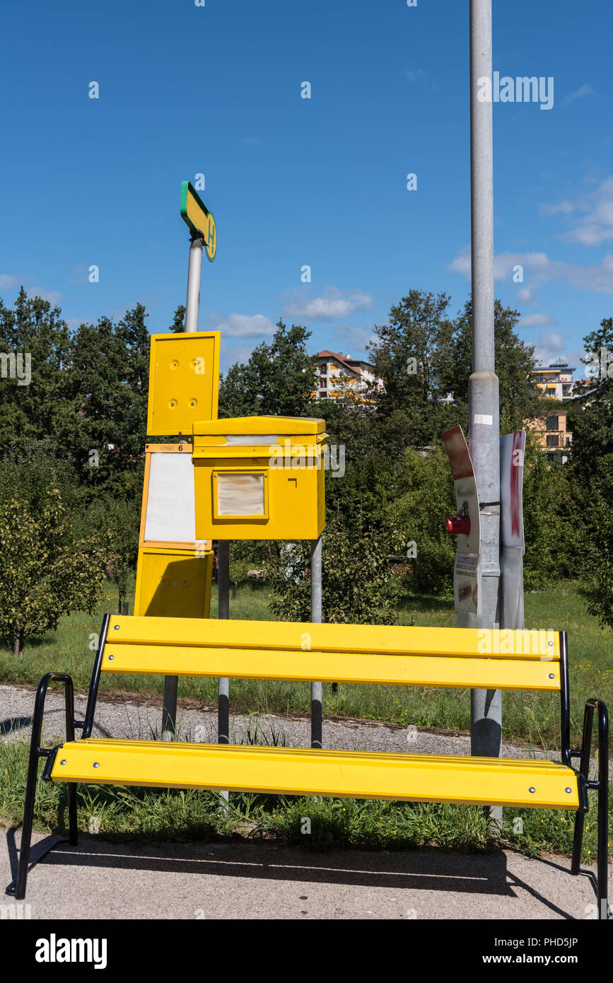 Markante gelbe Stop mit gelben Komponenten - farbkonzept Stockfoto