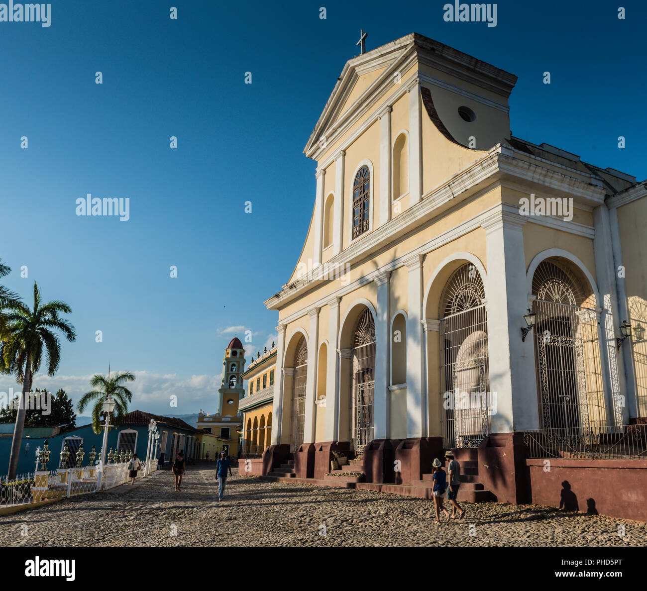 Trinidad, Kuba/15. März 2016: die Kirche der Heiligen Dreifaltigkeit in der Plaza Mayor, dem historischen Zentrum der Stadt, die von der UNESCO zum Weltkulturerbe erklärt Sitzen Stockfoto