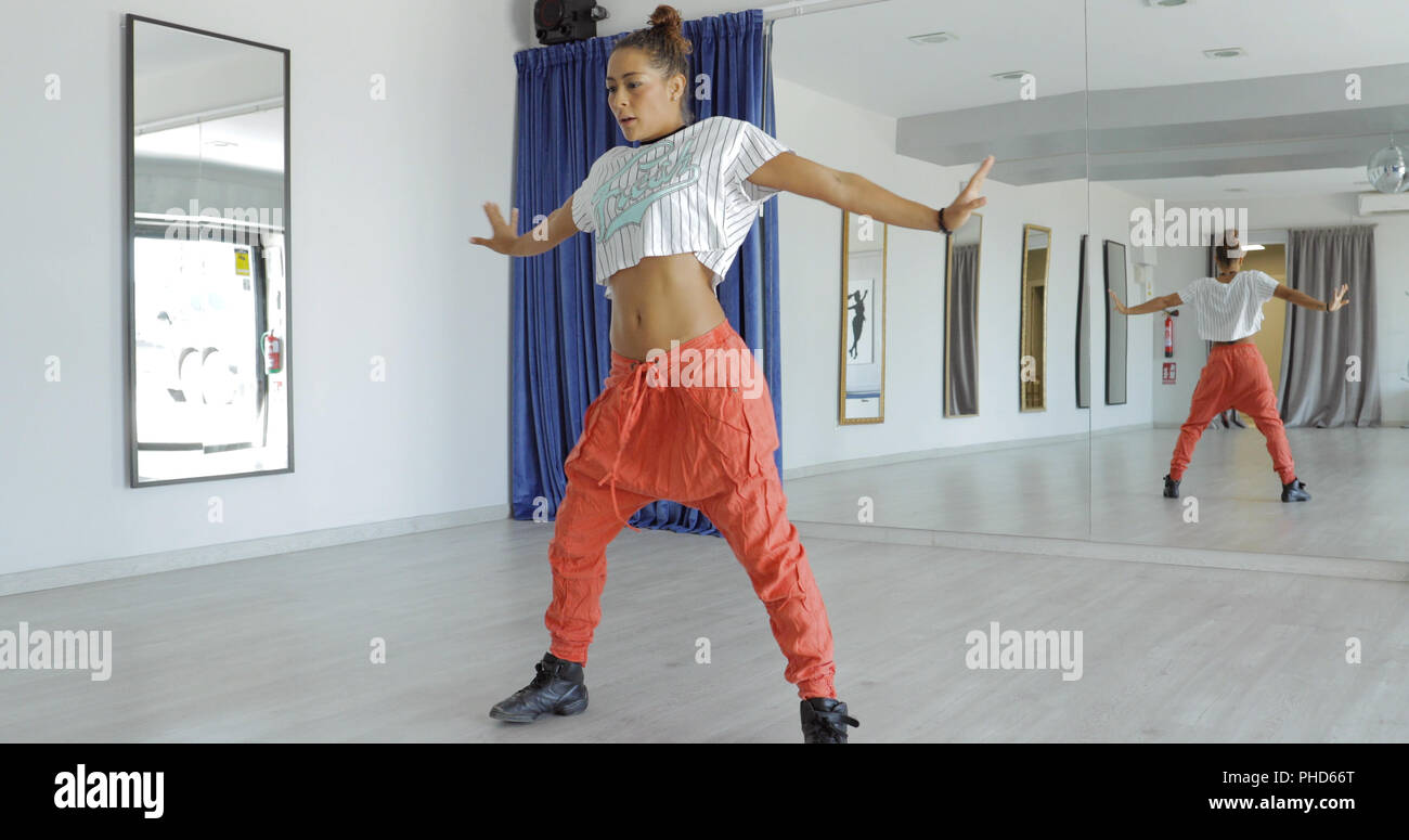 Ausdrucksstarke Frau tanzen im Studio Stockfoto