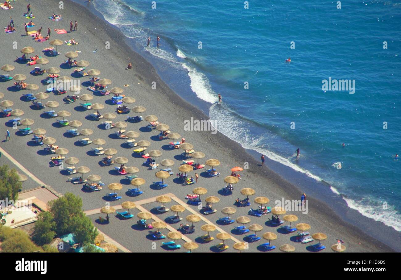 Schwarzer Strand im Ort Perissa Stockfoto