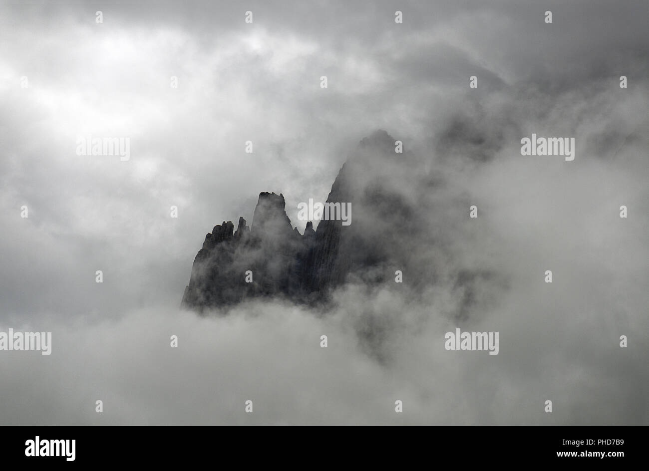 Gipfel von Wolken bedeckt Stockfoto